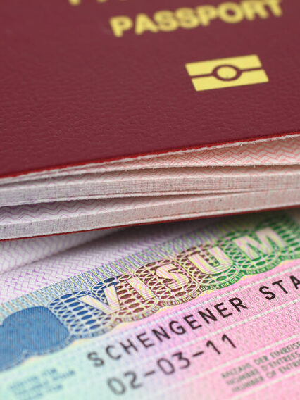 Eine Nahaufnahme eines Visums für Menschen aus Schengener Staaten.