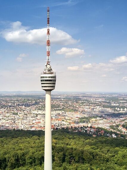 Blick auf den Stuttgarter Fernsehturm und die Stadt.