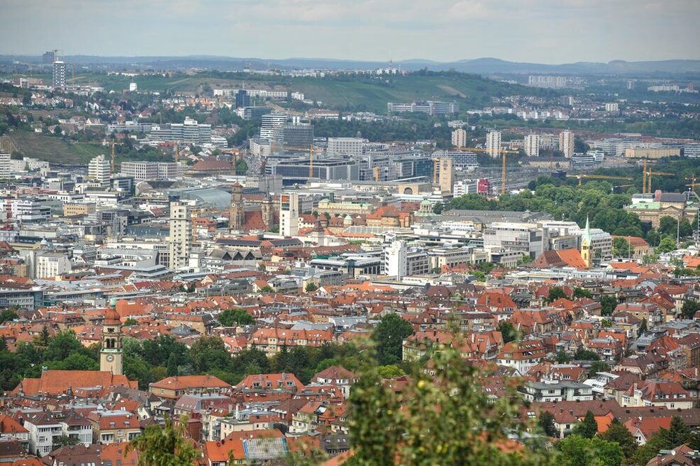 Eine Aufnahme der Stadt Stuttgart aus einer erhöhten Position fotografiert.