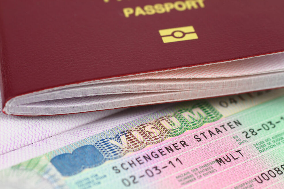 Eine Nahaufnahme eines Visums für Menschen aus Schengener Staaten.