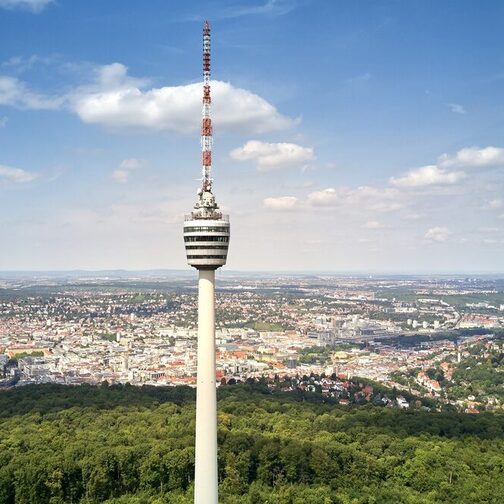 Blick auf den Stuttgarter Fernsehturm und die Stadt.