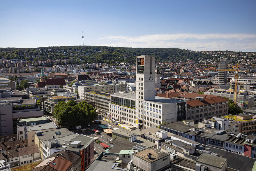 Blick aufs Stuttgarter Rathaus und den Marktplatz aus erhöhter Position. Im Hintergrund ist der Fernsehturm zu erkennen.