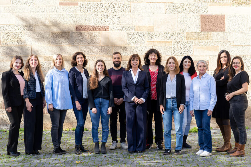 Das Team des Welcome Centers steht vor dem Landesmuseum