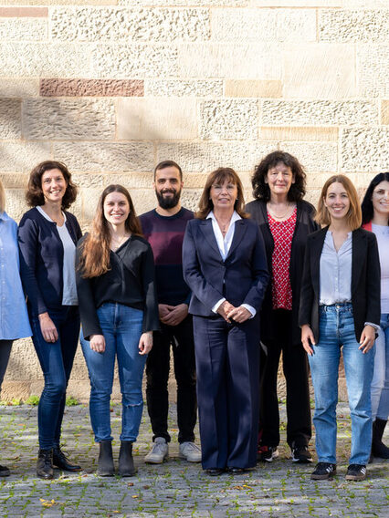 Das Team des Welcome Centers steht vor dem Landesmuseum