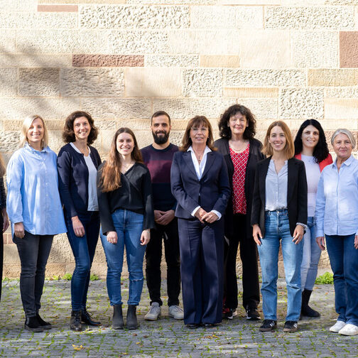 Das Team des Welcome Centers steht vor dem Landesmuseum