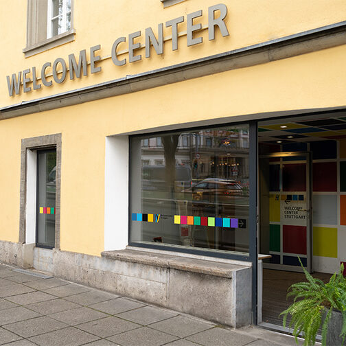 Zu sehen ist der Eingangsbereich des Welcome Centers Stuttgart.
