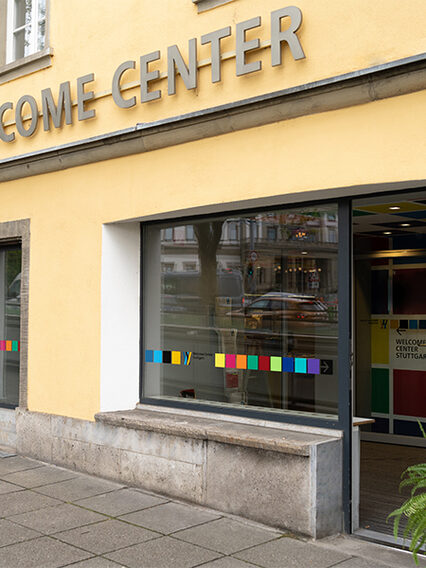 Zu sehen ist der Eingangsbereich des Welcome Centers Stuttgart.
