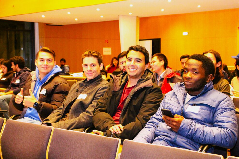 Eine Gruppe junger Männer lächelt in die Kamera.